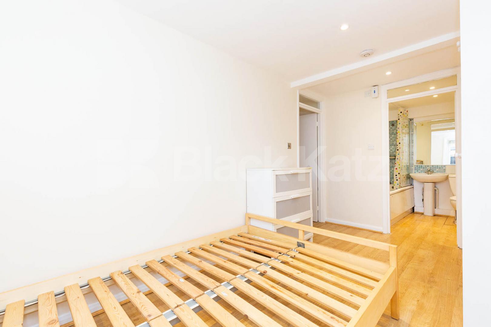 A recently redecorated and cosy one bedroom flat  in De Beauvoir Town Buckingham Road, Dalston